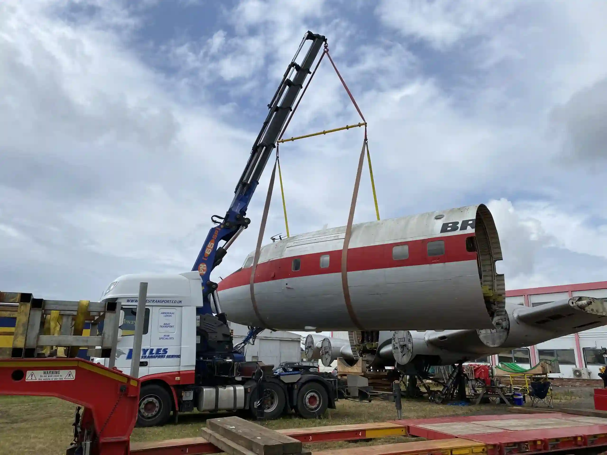 Spreader Beam lifting part of a plane