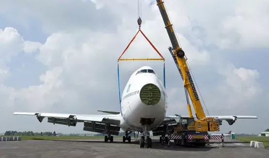 Lifting the World’s Largest Aircraft