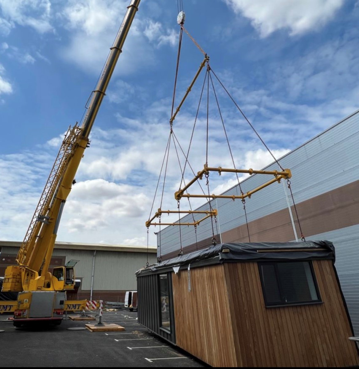CMOD Spreader Frame lifts modular building