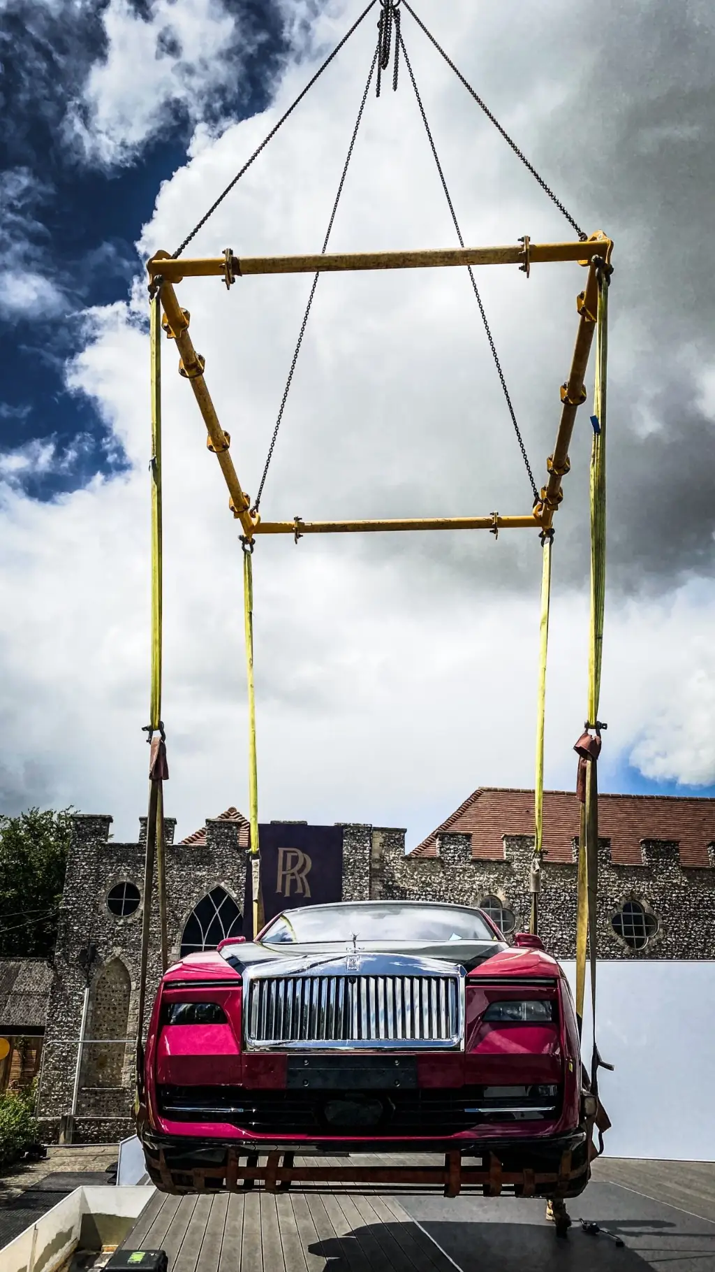 Modulift CMOD Spreader Frame lifts super car at Goodwood
