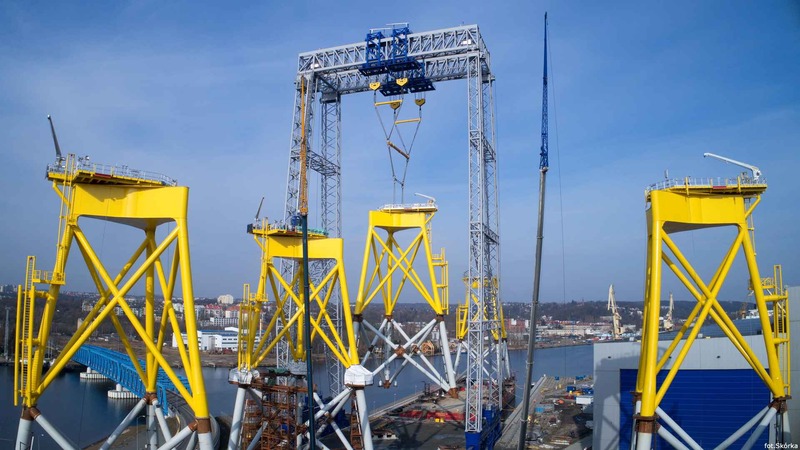 Spreader beams lifting jacket foundations