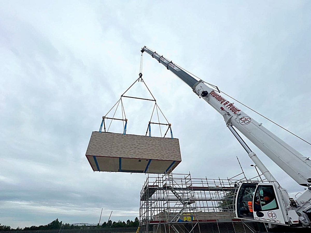 Spreader beam and spreader frame lifting modular building