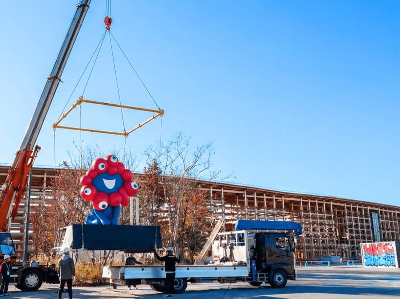 Myaku Myaku featured image being transported to lorry